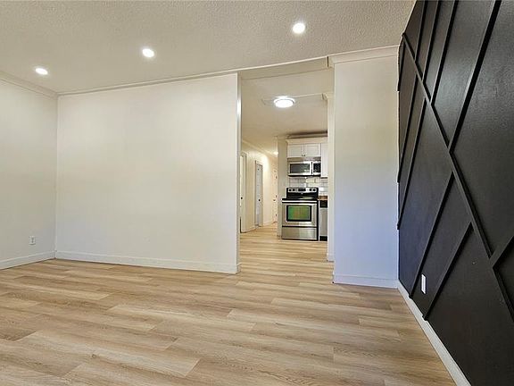 4th image of 93 Davidson CRESCENT