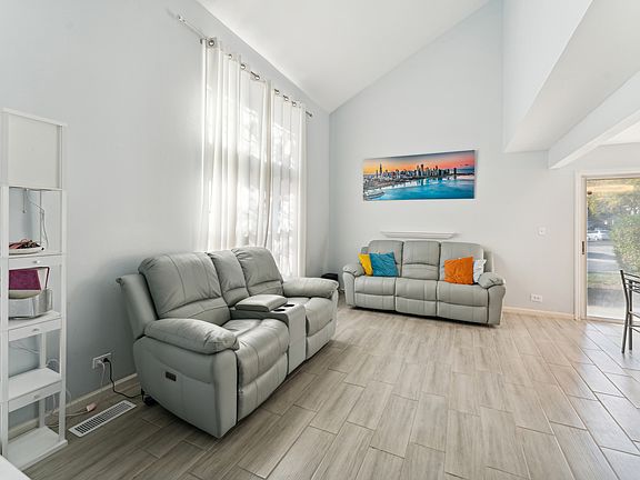 4th image of 225 Ivy Ct Unit 225