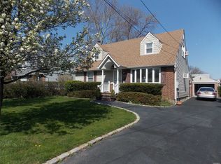 81 Miles Ave, Albertson, NY 11507