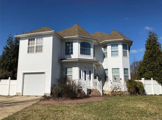 35 Dale Dr, Farmingdale, NY 11735