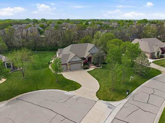 2nd image of 1809 N Glen Wood Cir