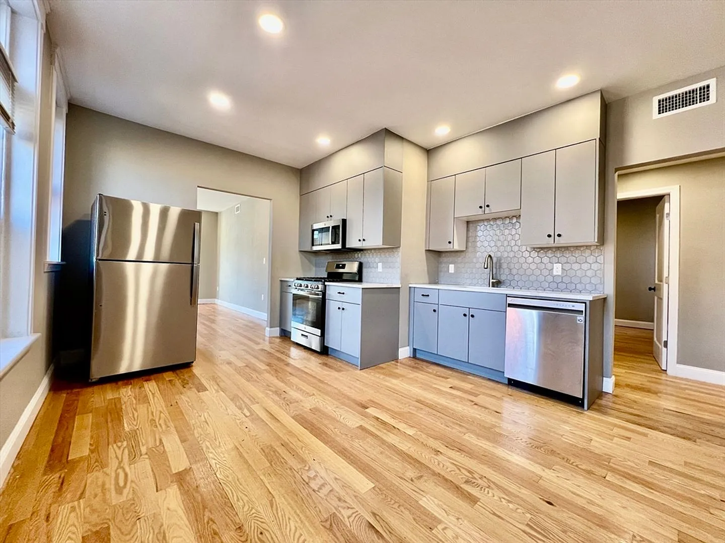 Charming 5 Bedroom — Photo 1