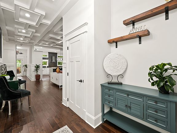 ENTRANCE/FOYER