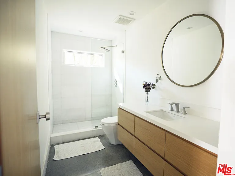 2690 Zorada Dr — Photo 32