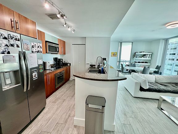 4th image of 300 S Biscayne Blvd #1916