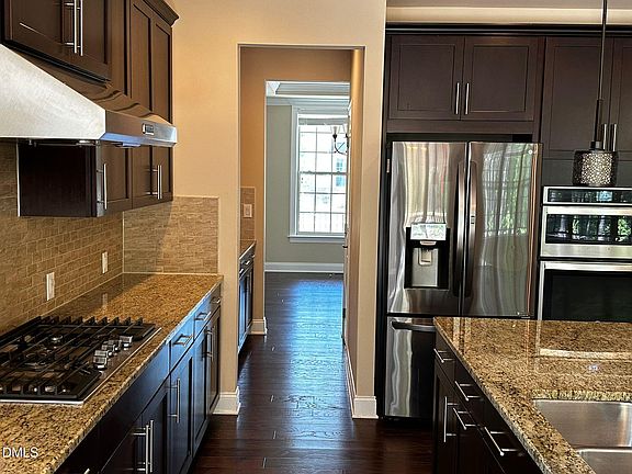 5th image of 321 Parlier Dr
