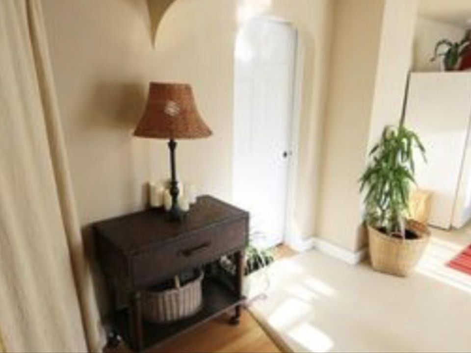 2nd image of 2417 Valencia St