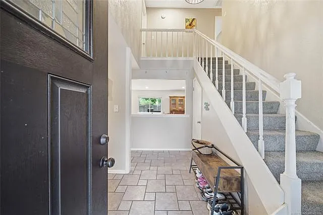 1112 W Queens Pl — Photo 9