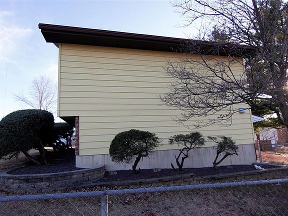 3rd image of 910 Pamela Ct