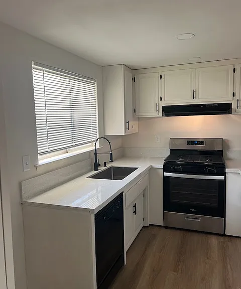 522 La Verne St #19 — Photo 3