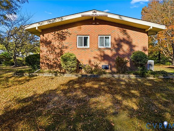 3rd image of 215 Melwood Ln