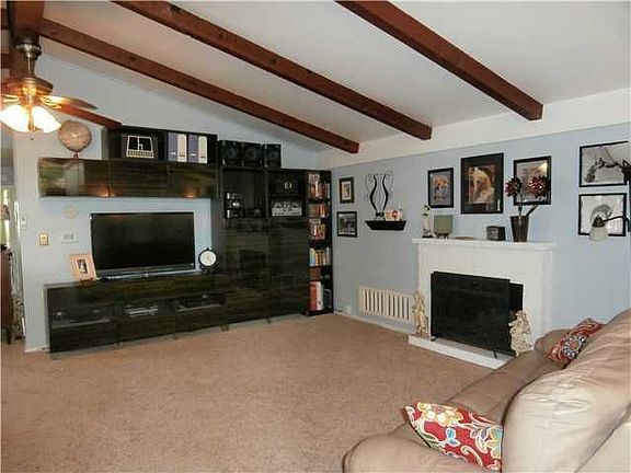 3rd image of 3426 E Lincolnshire Blvd
