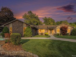 26021 Thorpe Ct, Grosse Ile, MI 48138