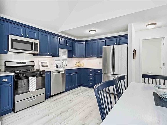 2nd image of 16 Gold Leaf Ln #16