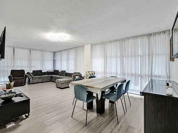 5th image of 800 Parkview Dr APT 131