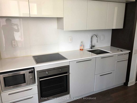 4th image of 15 Grenville St #605