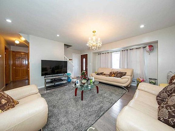 5th image of 858 Surrey Dr