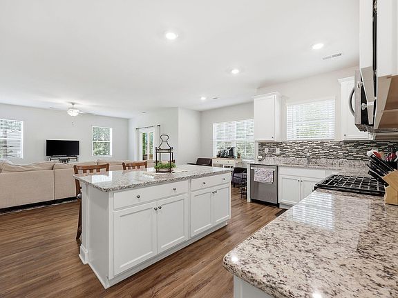 4th image of 923 Weatherby Ln