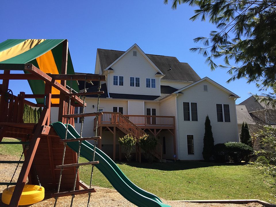 2nd image of 10 Rosebay Ln