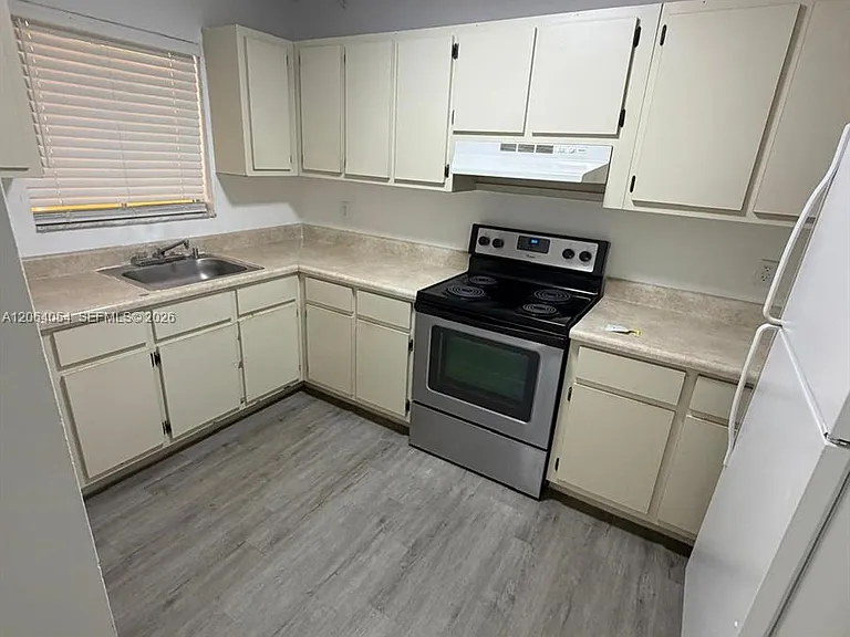 1501 W 42nd St #102 — Photo 9