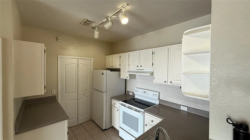 3 bed, 2.0 bath, 1205 sqft, $1,800 — Photo 4