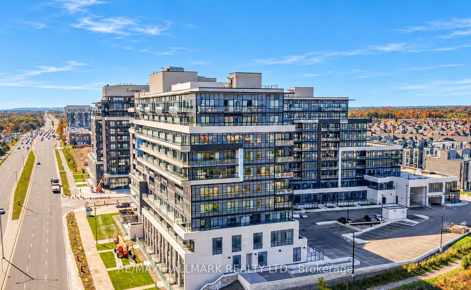 395 Dundas St W — Photo 2