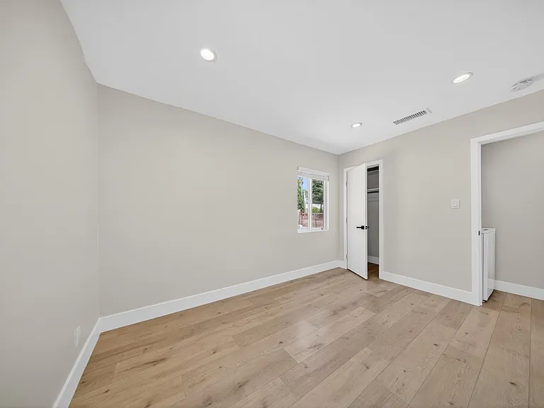 11840 Arminta St — Photo 31