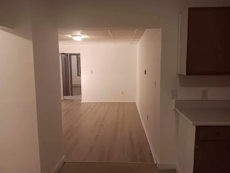 Living room (empty)