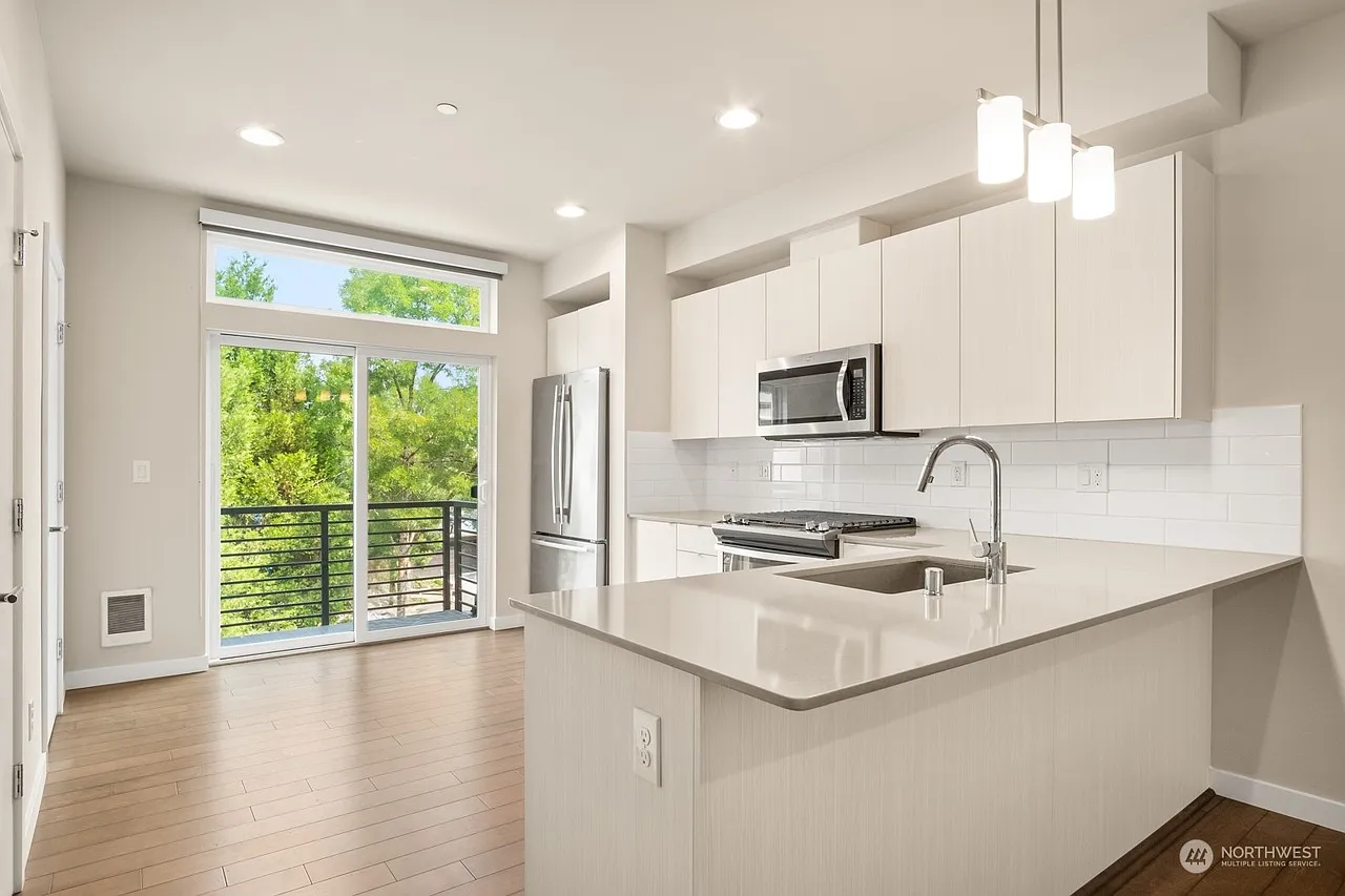 2 bed, 1360 sqft, $3,200 — Photo 4