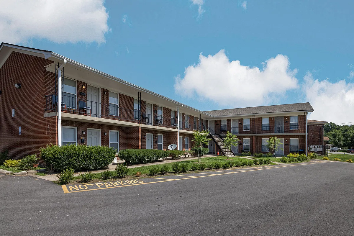 Building Photo - 4810 Saddlebrook Ln #9