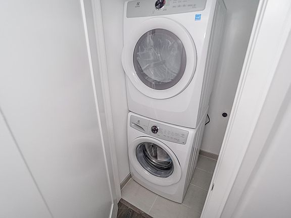 2nd image of 4637 1/4 Lexington Ave
