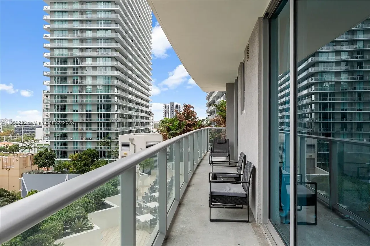 2 bed, 921 sqft, $3,700 — Photo 2