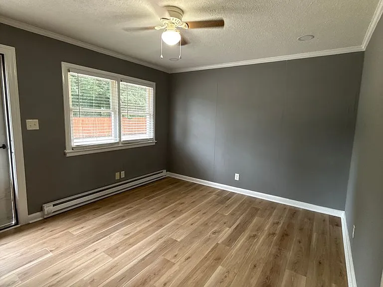 913 Pender St S — Photo 2