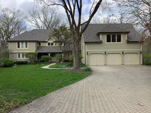 150 Heathrow Ct, Lake Bluff, IL 60044