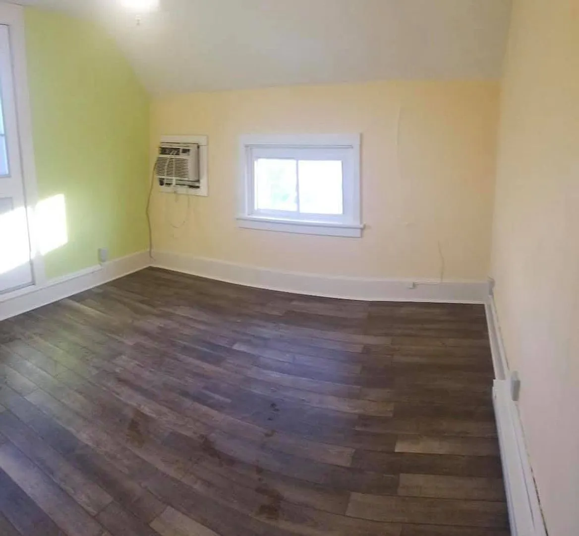 Large 1 Bedroom Apartment Near Viterbo University — Photo 2
