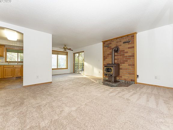 5th image of 292 NE Hyde Cir