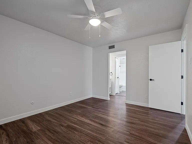 Oakline Apartments — Photo 12