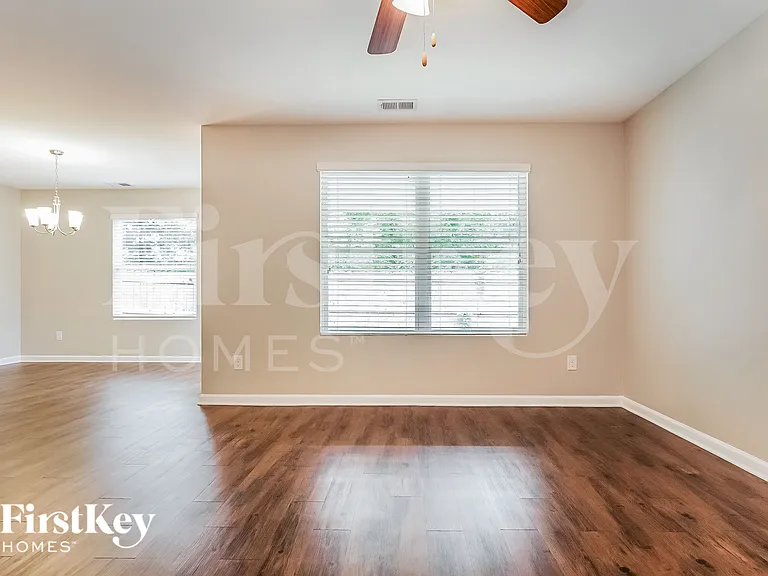 549 Waterstone Dr — Photo 2