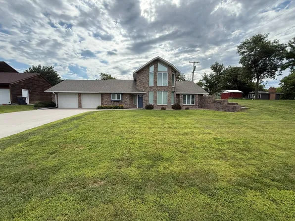 220 N 11th St, Hebron, NE 68370