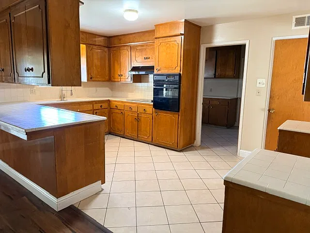 4 bed, 2.5 bath, 2854 sqft, $2,495 — Photo 4