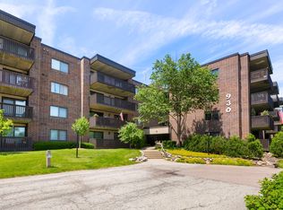 930 Taylor Dr APT 105, Gurnee, IL 60031