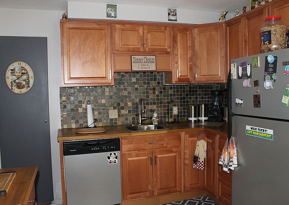 2nd image of 33505 Forest St