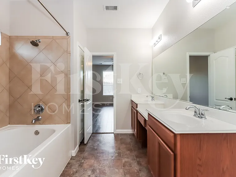 16302 Stable Manor Ln — Photo 9