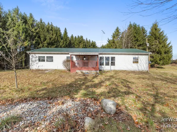 5761 E 80th St, Newaygo, MI 49337
