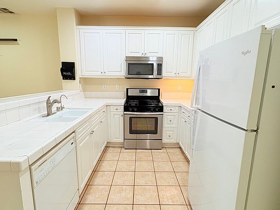 4th image of 24060 Meadowbrook Ln