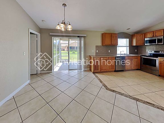 5th image of 1016 SW 36th St