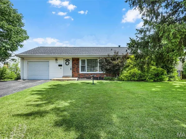 7427 Rockwood Dr, Saint Louis, MO 63123