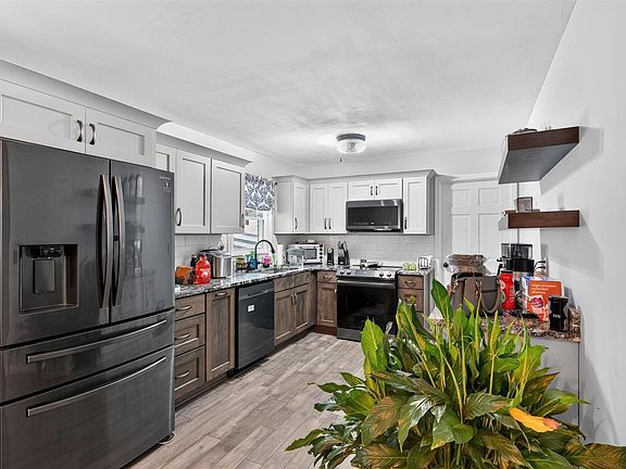 5th image of 215 Carey Ln