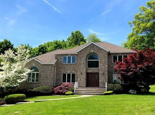 25 Mesa Pl, Nanuet, NY 10954