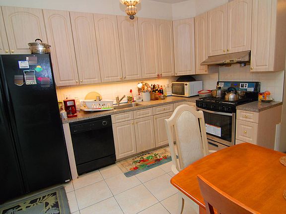5th image of 68 Hope Ln